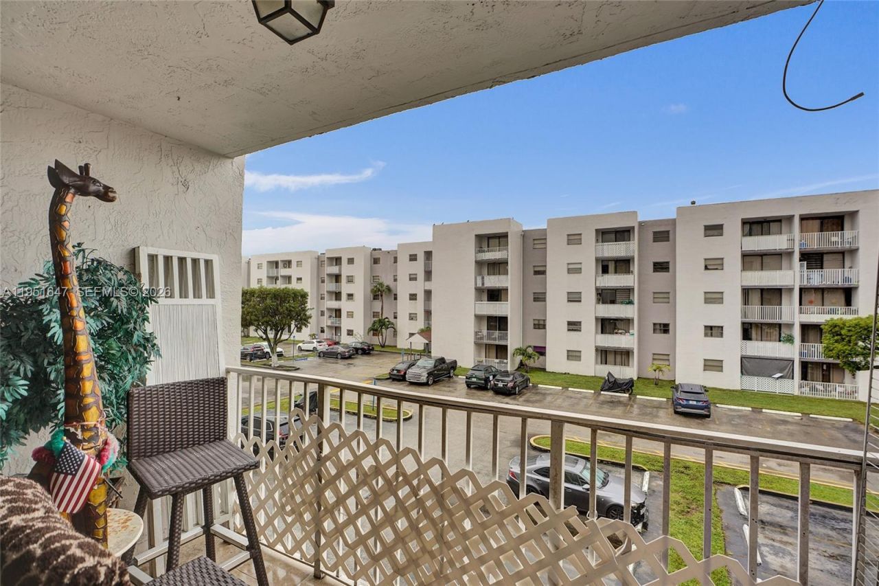 8145 NW 7th St, Unit 315, Miami, FL 33126 Photo