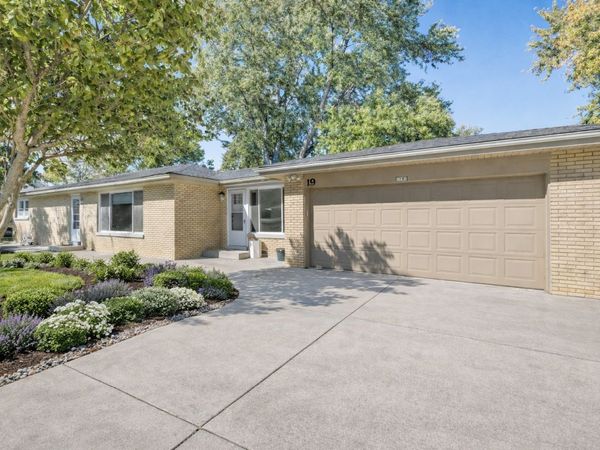 19 Brookside Lane, Bristol, IL 60512