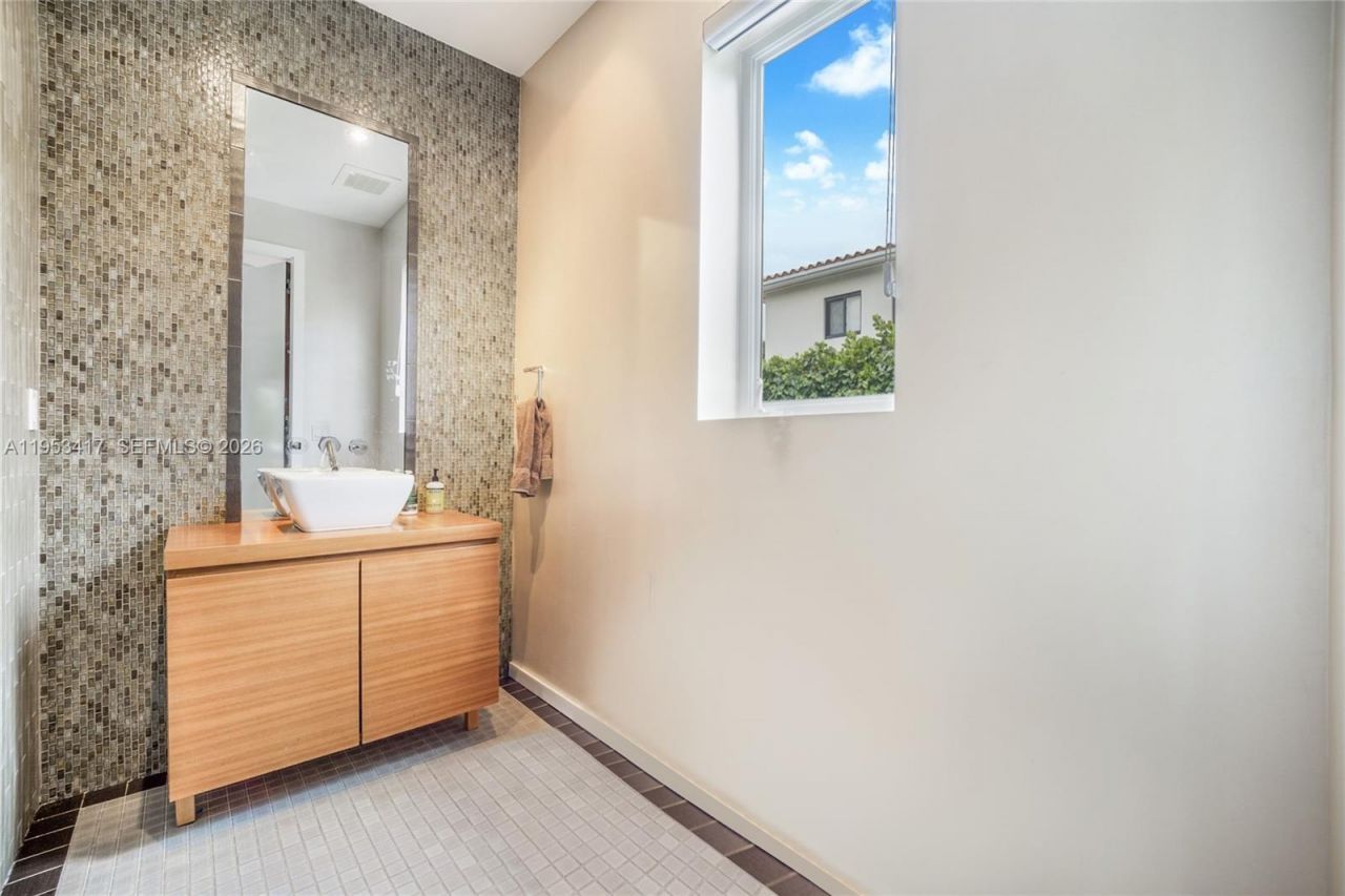 6900 Barquera St , Coral Gables, FL 33146 Photo