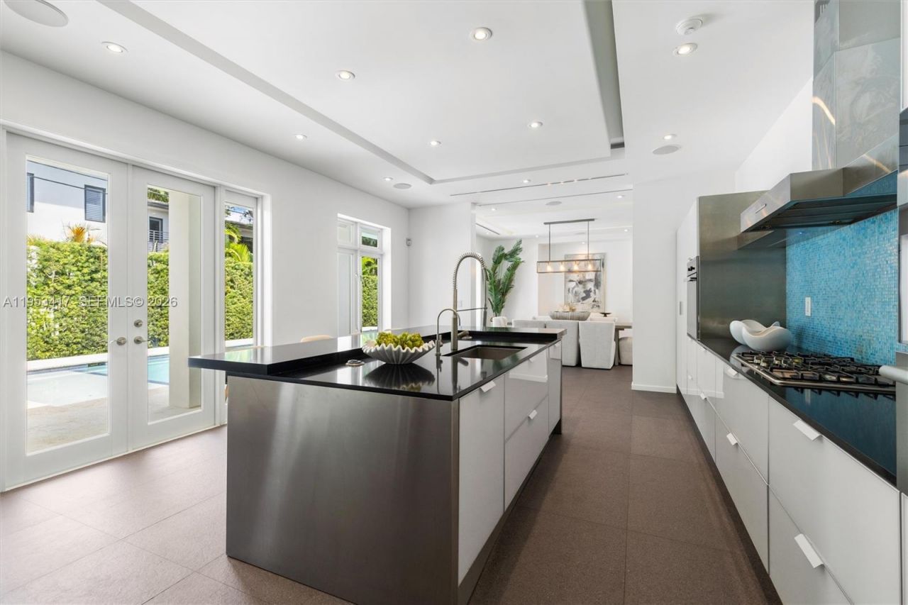 6900 Barquera St, Coral Gables, FL 33146 Photo
