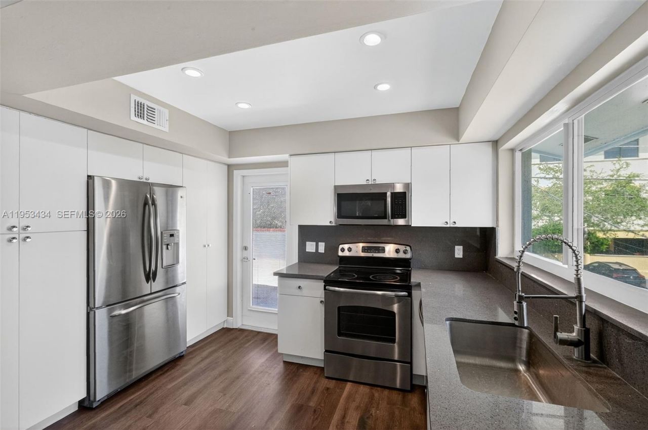 539 Menendez Ave, Unit 539, Coral Gables, FL 33146 Photo