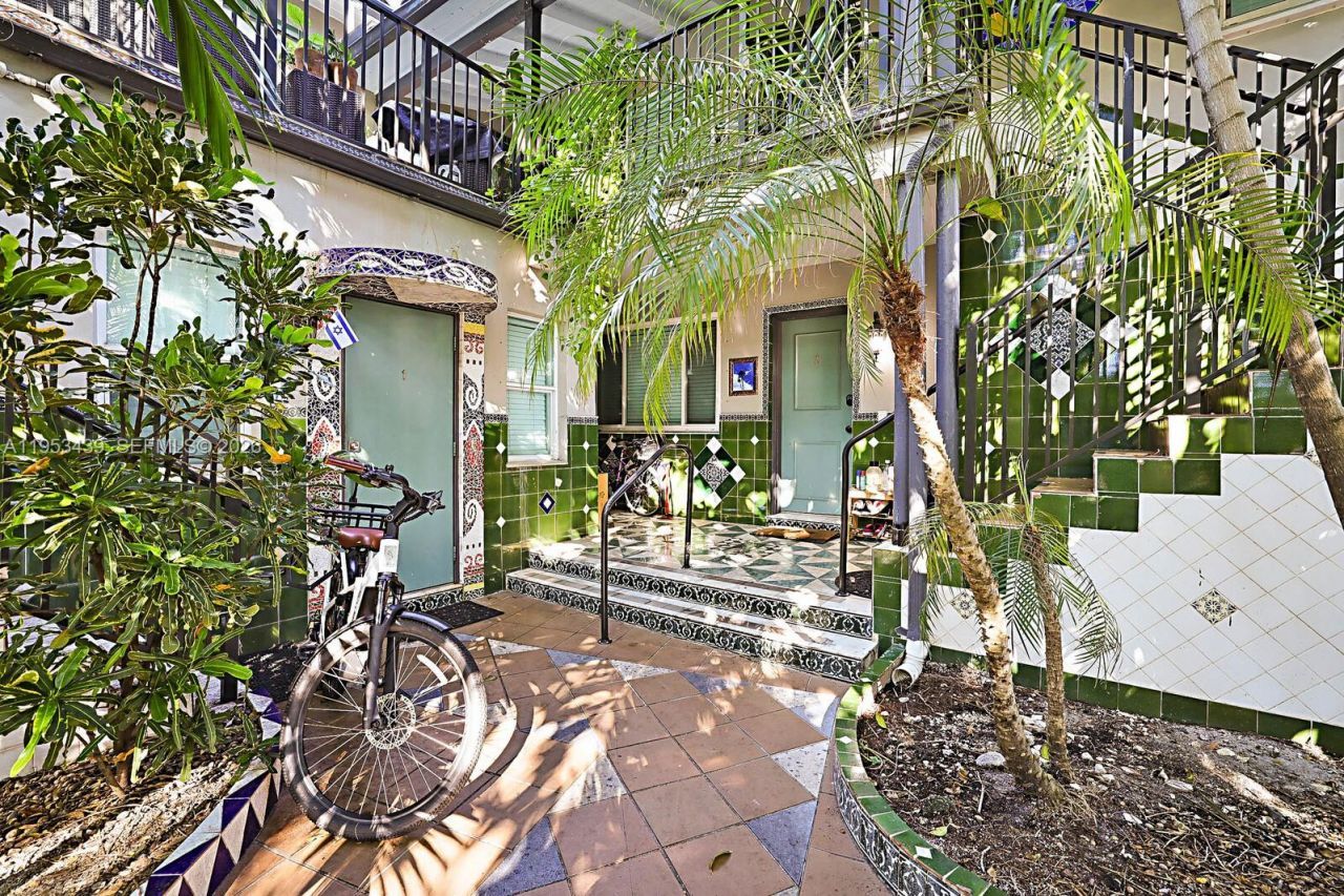 8200 Byron Ave, Unit 2, Miami Beach, FL 33141 Photo