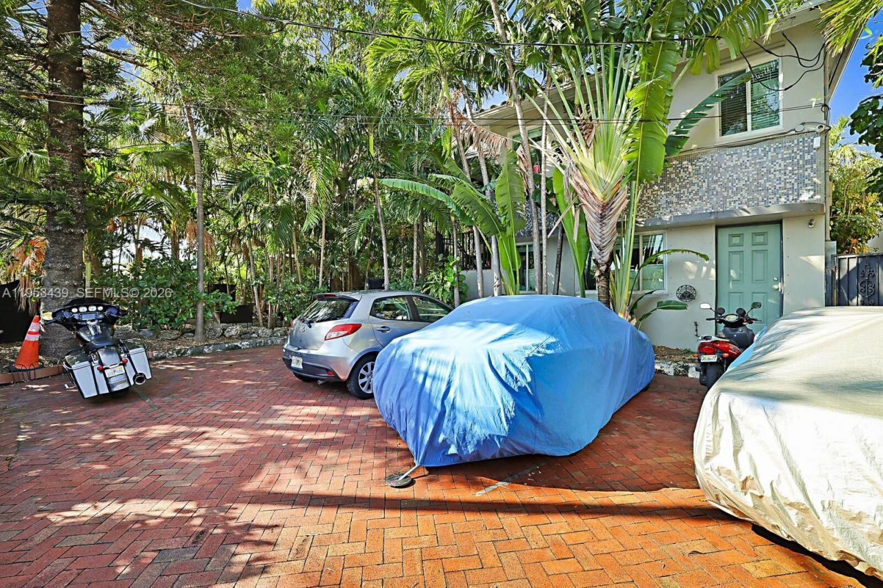 8200 Byron Ave, Unit 2, Miami Beach, FL 33141 Photo