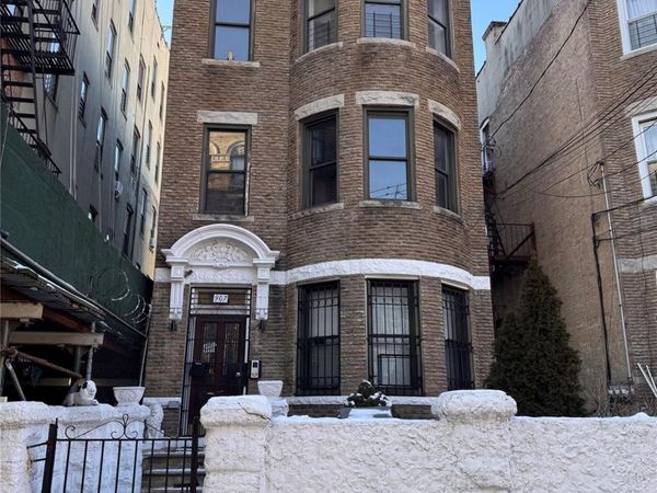 907 Summit Avenue , Bronx, NY 10452