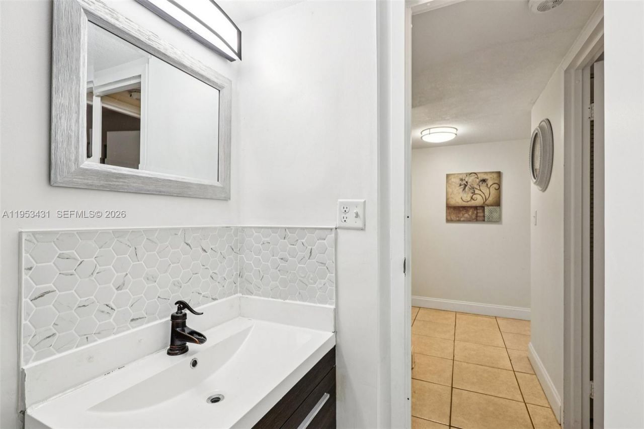 2900 NW 48th Ter, Unit 115, Lauderdale Lakes, FL 33313 Photo
