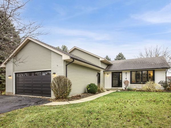 814 roger Road, Woodstock, IL 60098