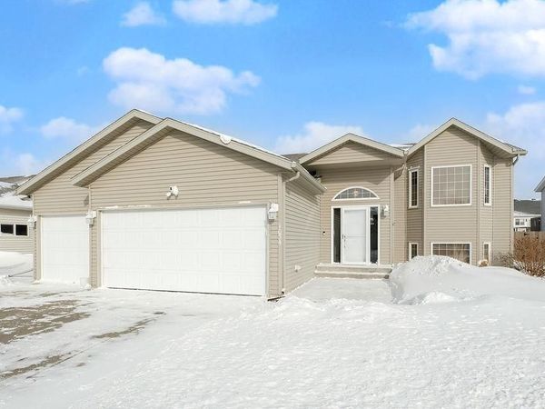1034 39th Avenue W, West Fargo, ND 58078