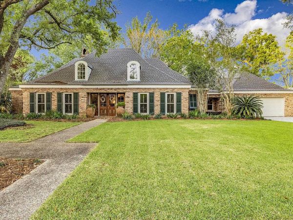 305 Oak Alley Dr, Houma, LA 70360