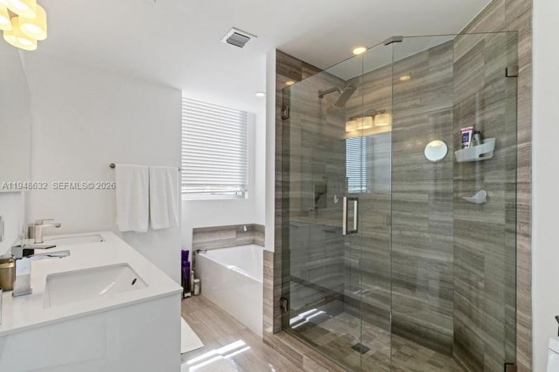 1300 Brickell Bay Dr, Unit 2803, Miami, FL 33131 Photo