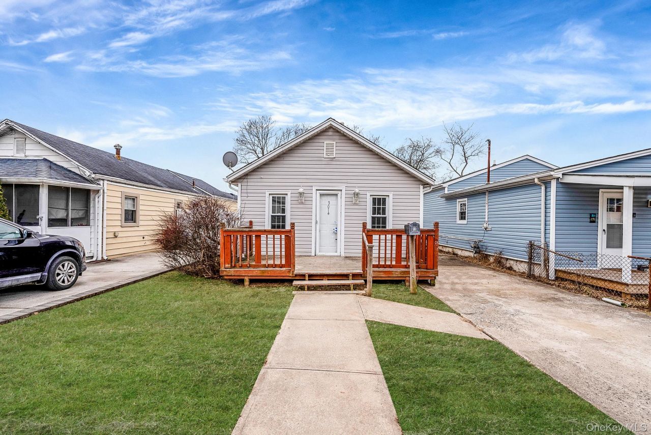 3014 Western Boulevard, Baldwin, NY 11510 Main Photo