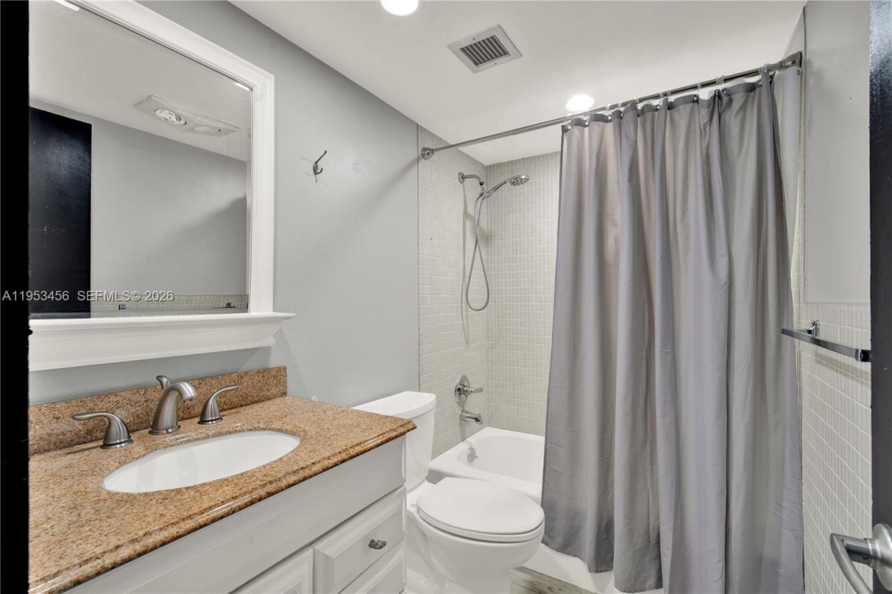 950 Hillcrest Dr , Unit 414, Hollywood, FL 33021 Photo