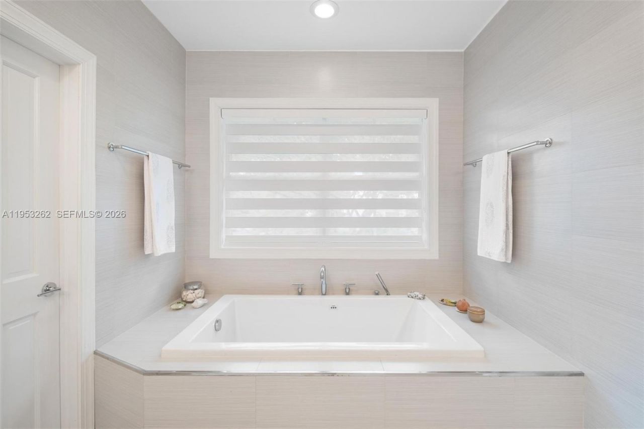 164 W Mashta Dr, Key Biscayne, FL 33149 Photo