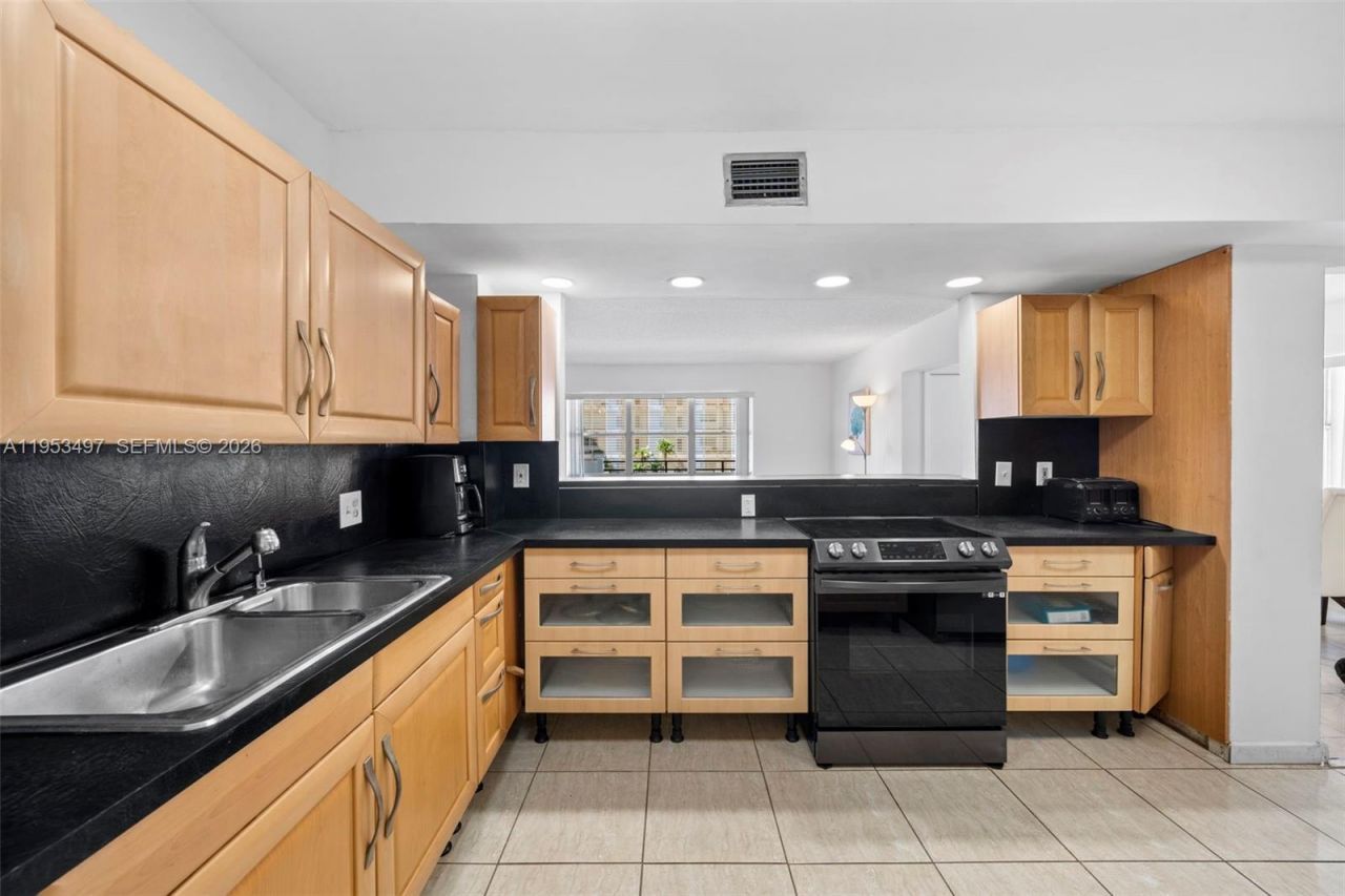 401 Golden Isles Dr, Unit 304, Hallandale Beach, FL 33009 Photo