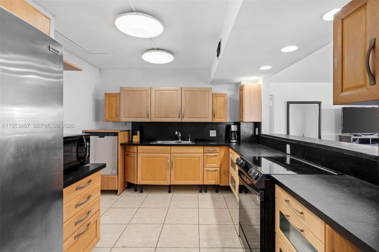 401 Golden Isles Dr, Unit 304, Hallandale Beach, FL 33009 Photo