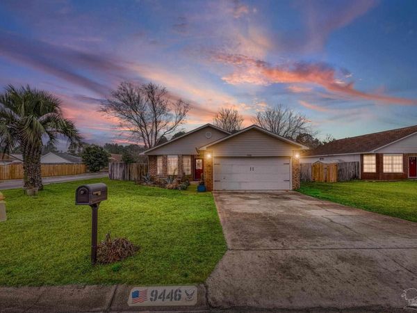 9446 Parker Pl Dr, Navarre, FL 32566