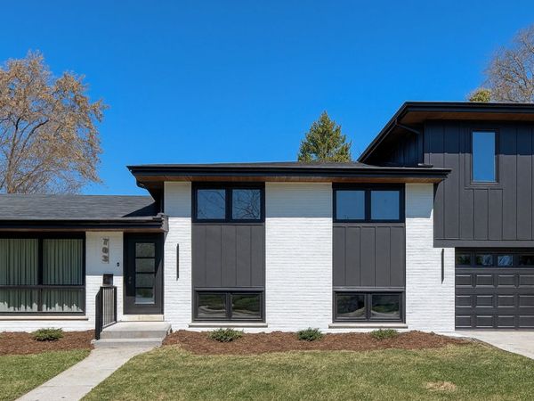 703 N Gibbons Avenue, Arlington Heights, IL 60004