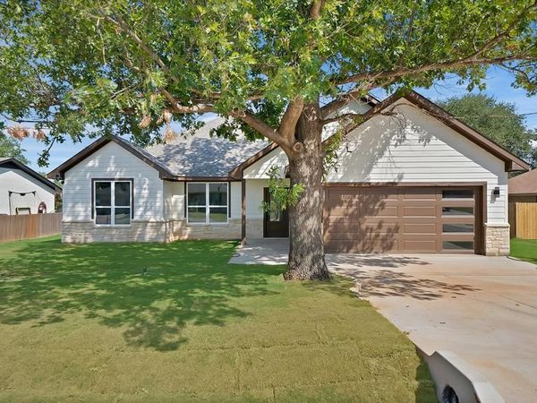 206 Lakeview Drive, Runaway Bay, TX 76426