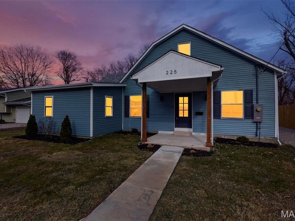 225 E Macoupin Street, Staunton, IL 62088