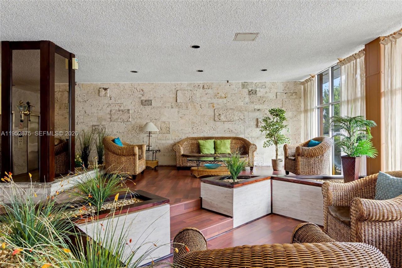 4675 W 18th Ct, Unit 701, Hialeah, FL 33012 Photo