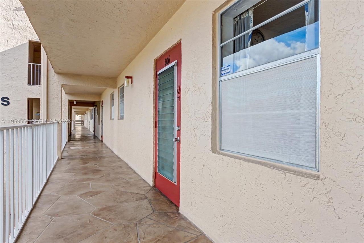 1040 Country Club Dr , Unit 306, Margate, FL 33063 Photo