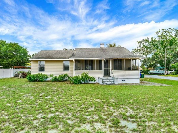 520 DORA AVENUE, TAVARES, FL 32778