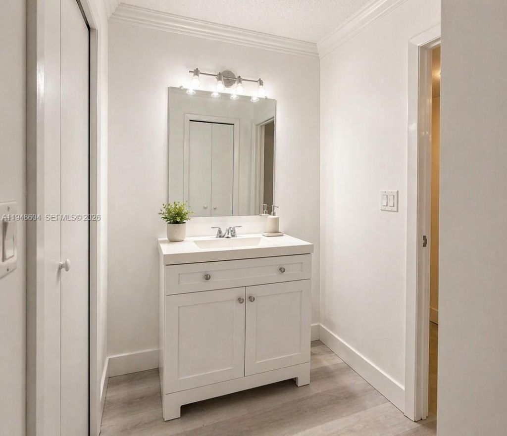 321 Lakeview Dr, Unit 105, Weston, FL 33326 Photo