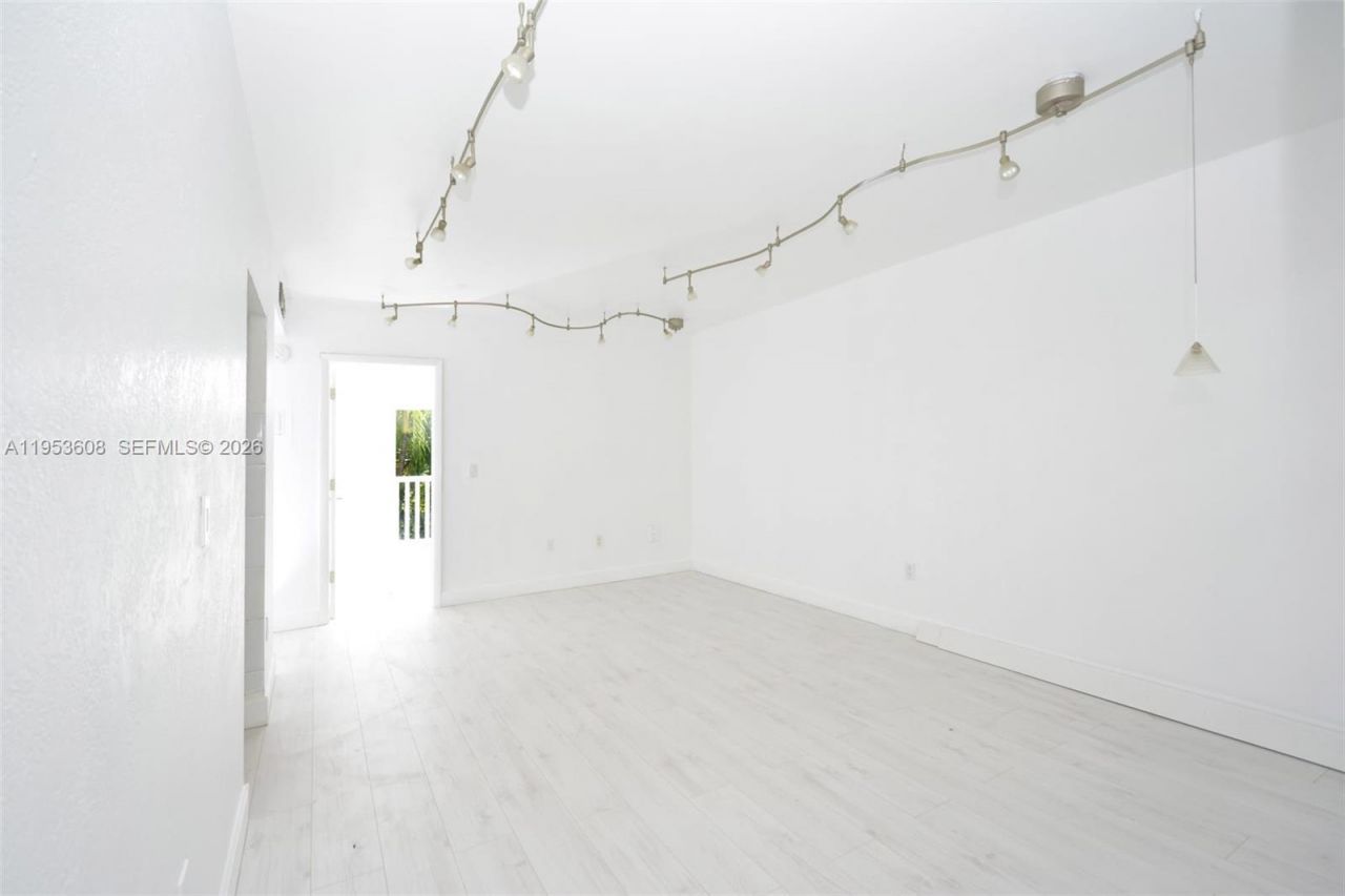 344 Meridian Ave, Unit 2B, Miami Beach, FL 33139 Photo