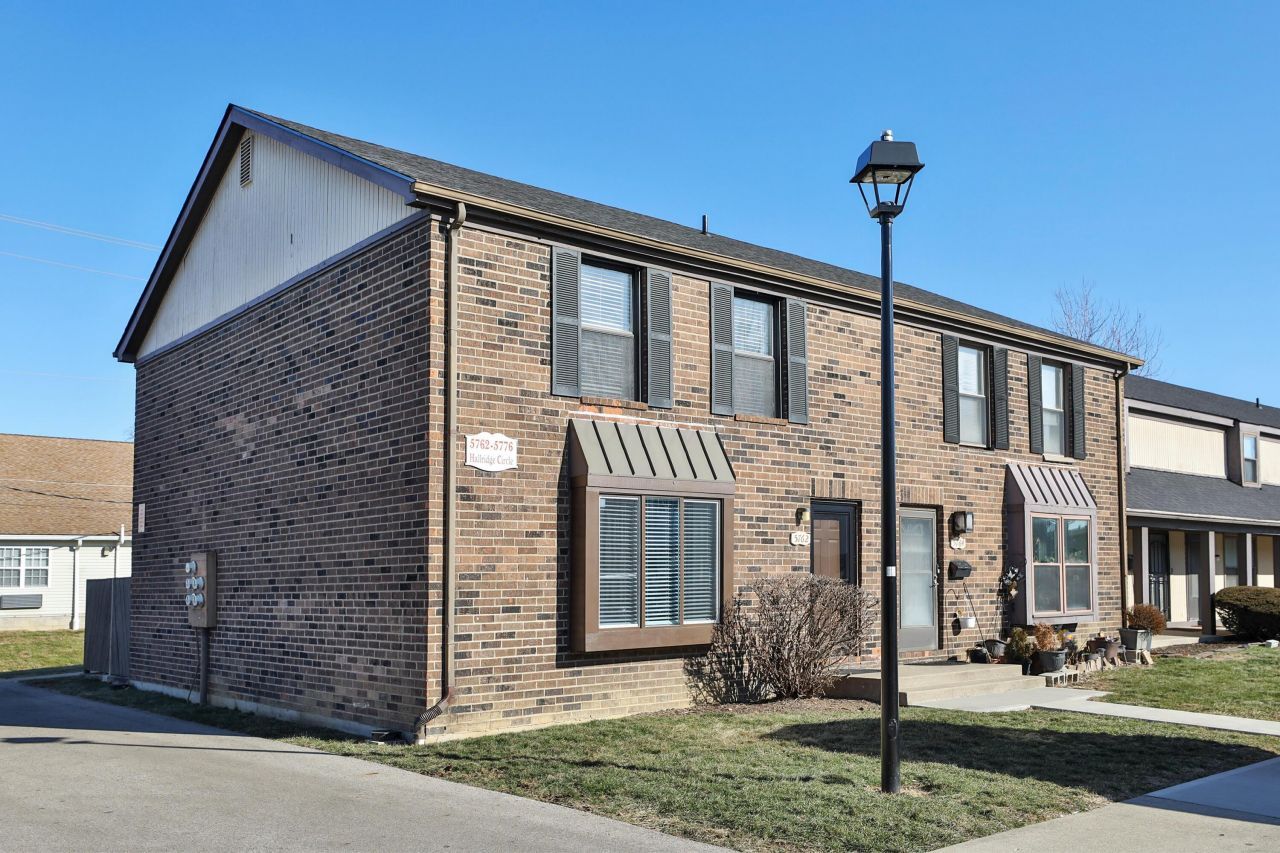 5762 Hallridge Circle, Columbus, OH 43232 Main Photo