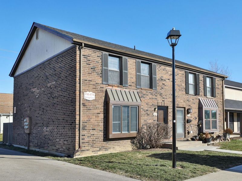 5762 Hallridge Circle, Columbus, OH 43232 Photo 1