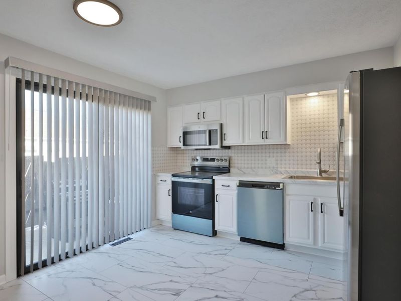 5762 Hallridge Circle, Columbus, OH 43232 Photo 14