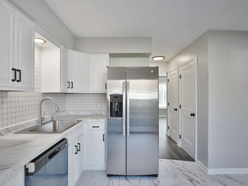 5762 Hallridge Circle, Columbus, OH 43232 Photo 16