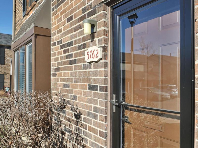 5762 Hallridge Circle, Columbus, OH 43232 Photo 2