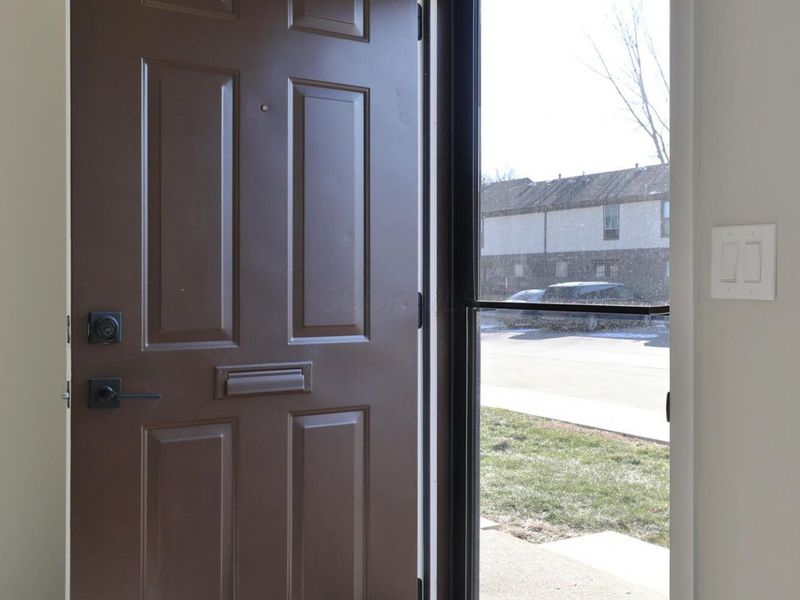 5762 Hallridge Circle, Columbus, OH 43232 Photo 3