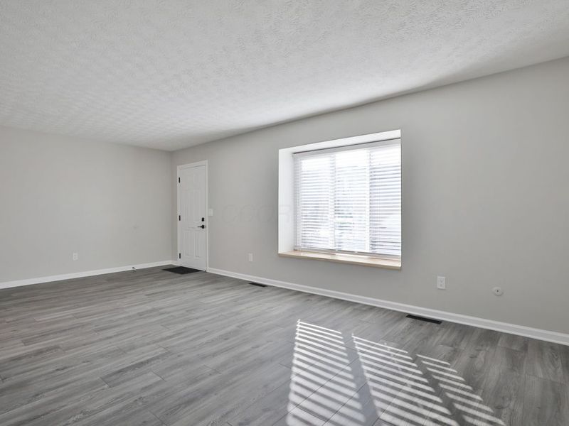 5762 Hallridge Circle, Columbus, OH 43232 Photo 4