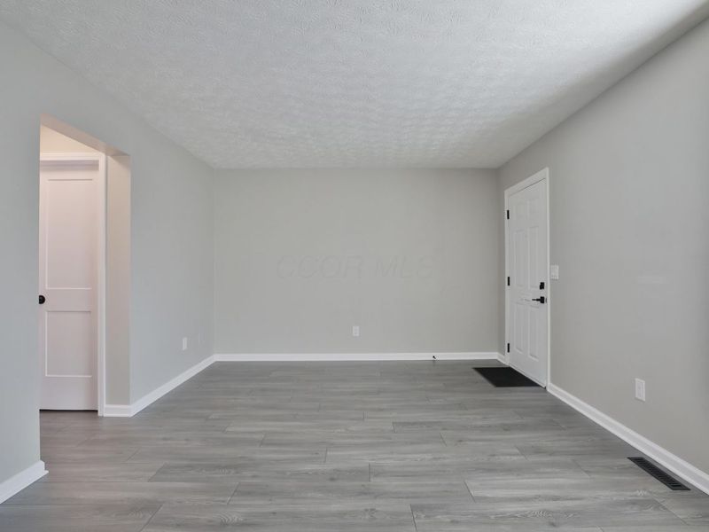 5762 Hallridge Circle, Columbus, OH 43232 Photo 5