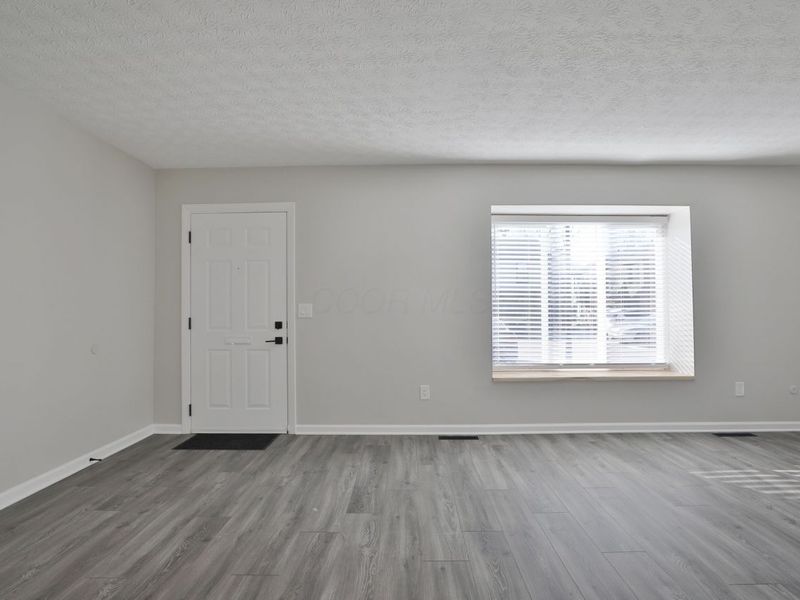 5762 Hallridge Circle, Columbus, OH 43232 Photo 6