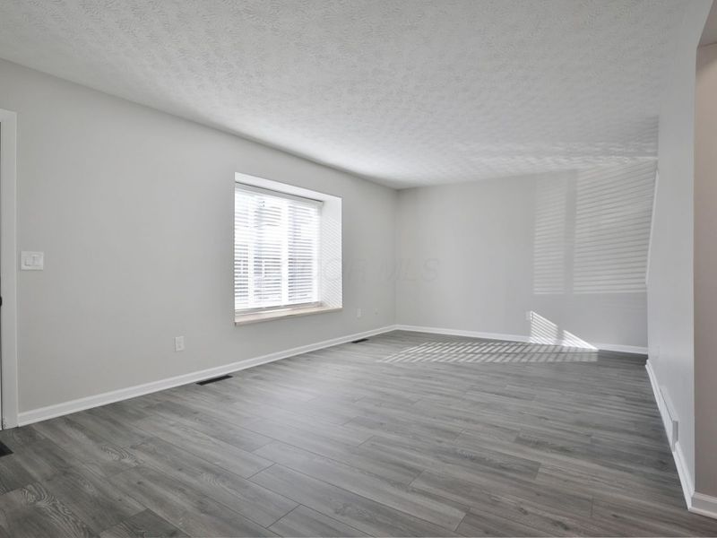 5762 Hallridge Circle, Columbus, OH 43232 Photo 7