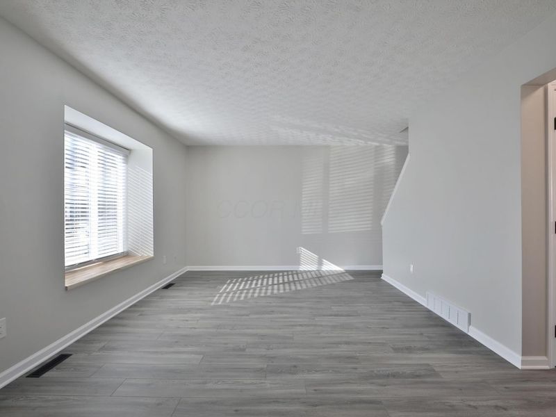 5762 Hallridge Circle, Columbus, OH 43232 Photo 8