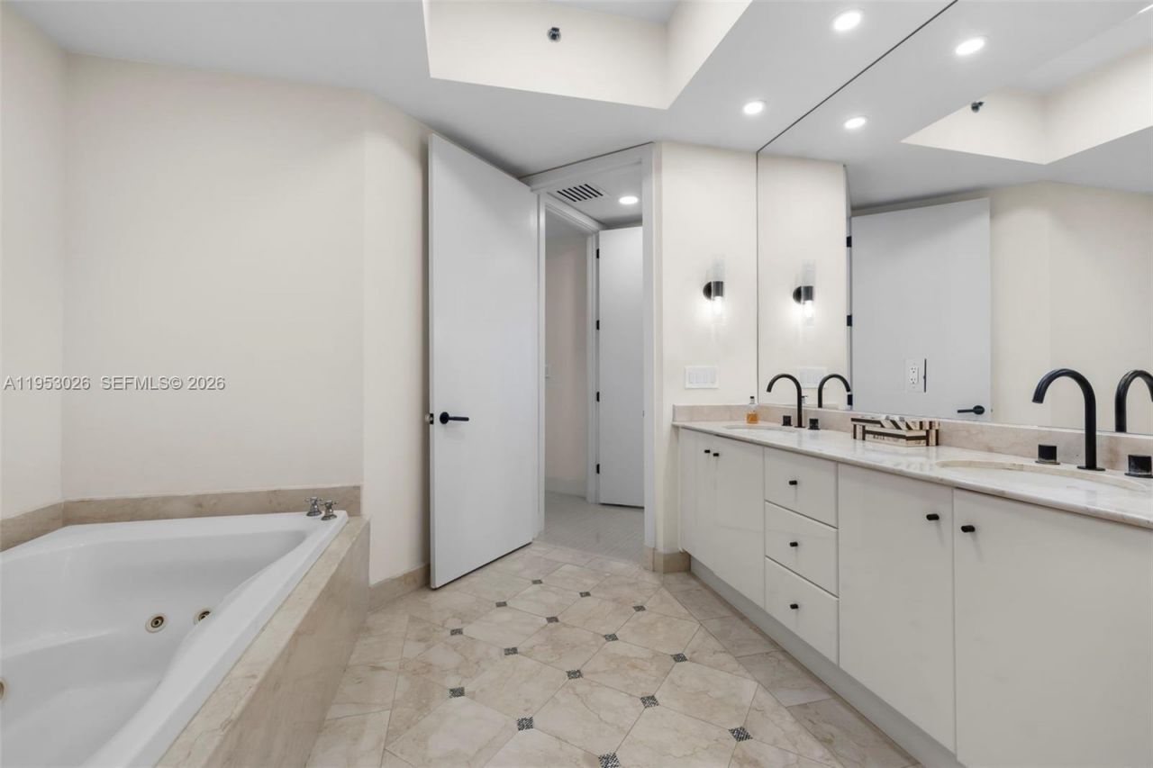 100 S Pointe Dr , Unit 509, Miami Beach, FL 33139 Photo