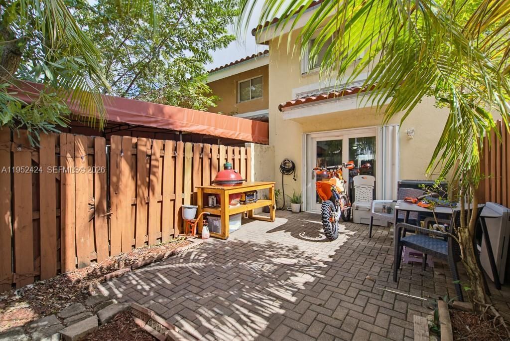 560 NW 82nd Pl, Unit 306, Miami, FL 33126 Photo