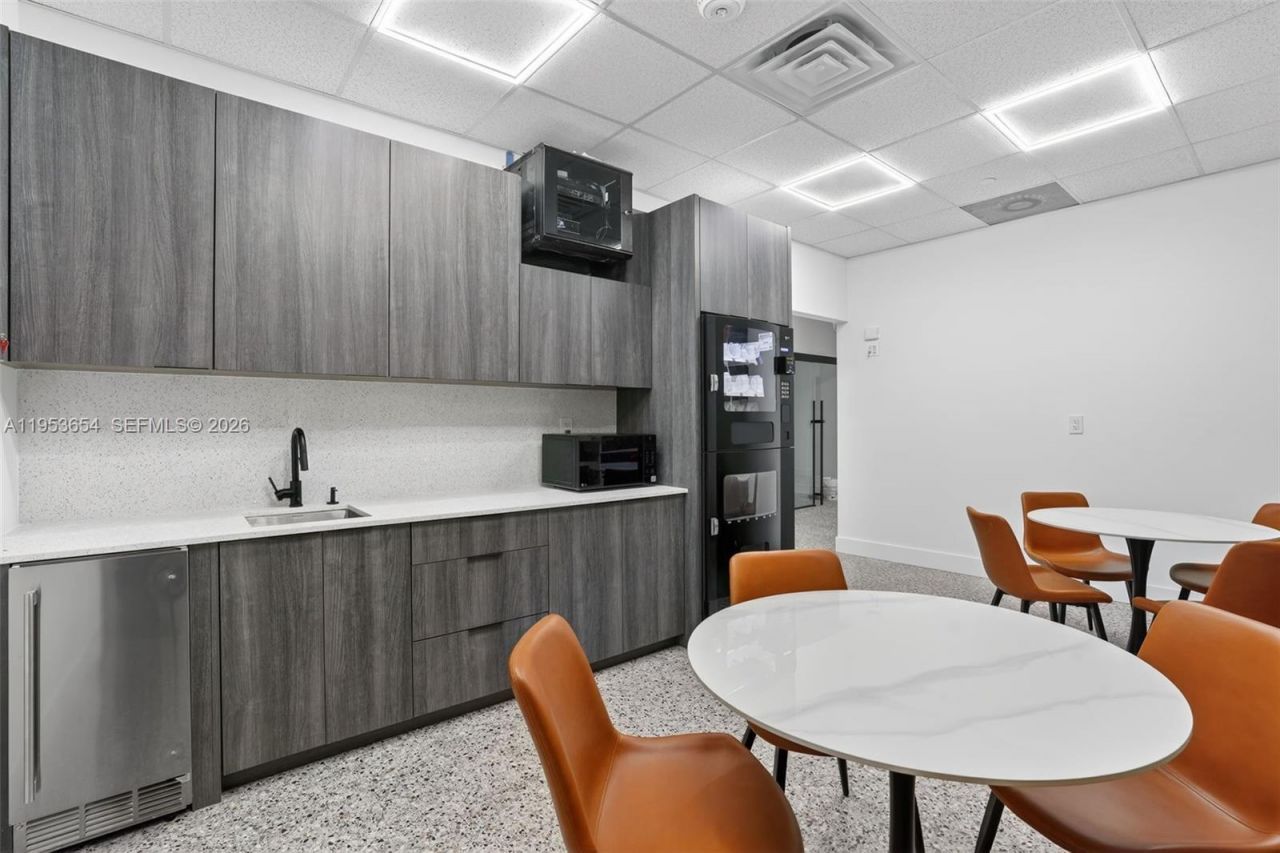 Beauty Salon Suites For Rent Now Right In Front Of, Miami, FL 33174 Photo