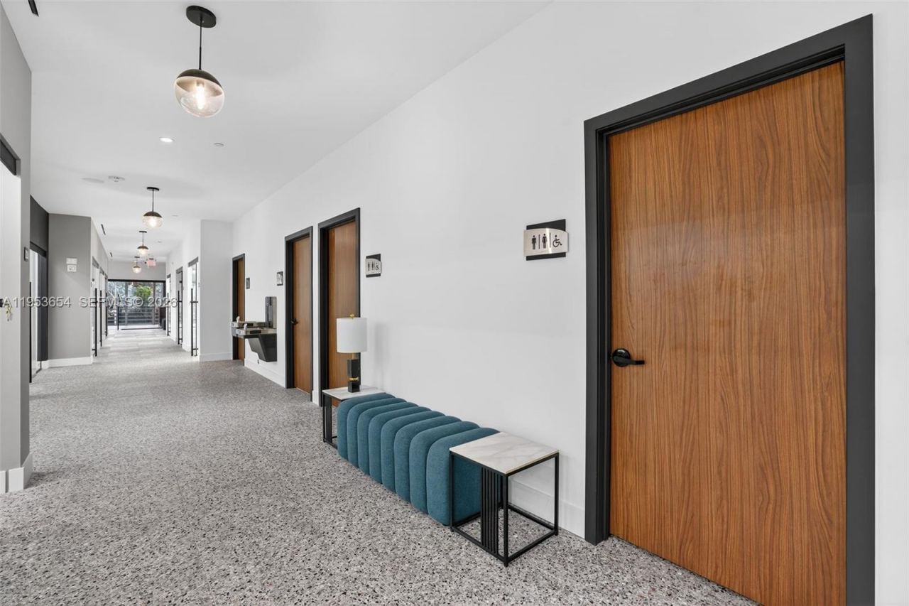 Beauty Salon Suites For Rent Now Right In Front Of, Miami, FL 33174 Photo