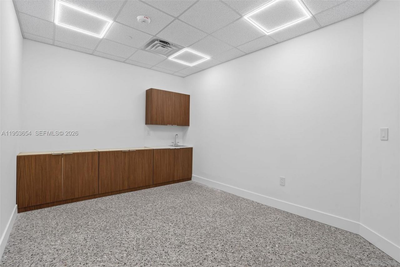 Beauty Salon Suites For Rent Now Right In Front Of, Miami, FL 33174 Photo