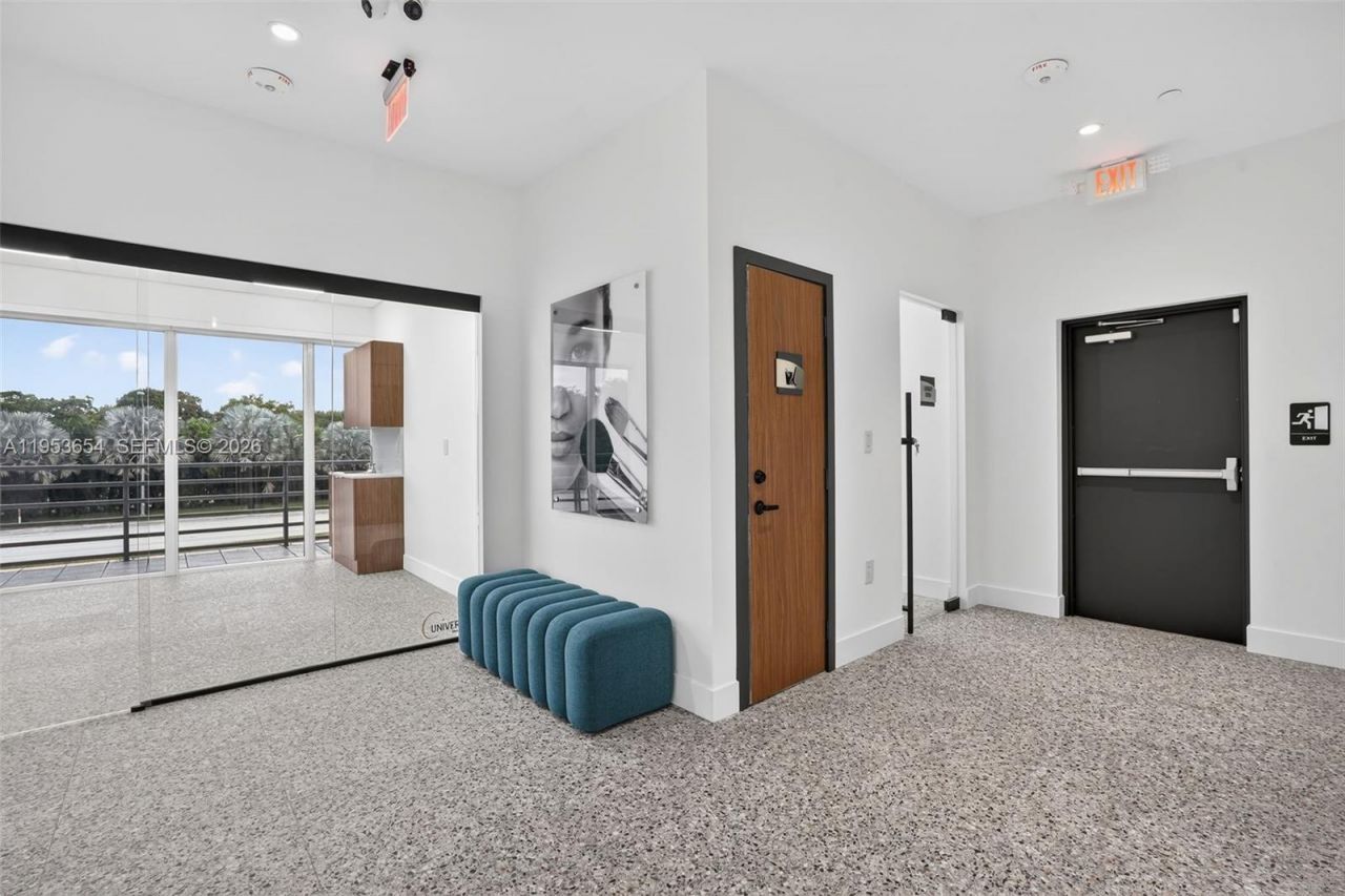 Beauty Salon Suites For Rent Now Right In Front Of, Miami, FL 33174 Photo