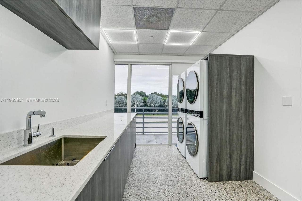 Beauty Salon Suites For Rent Now Right In Front Of, Miami, FL 33174 Photo