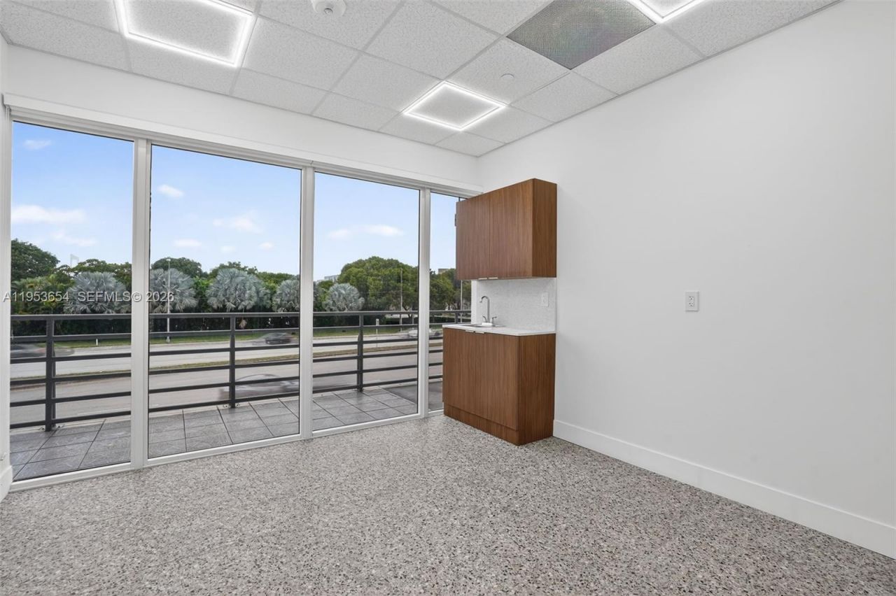 Beauty Salon Suites For Rent Now Right In Front Of, Miami, FL 33174 Photo