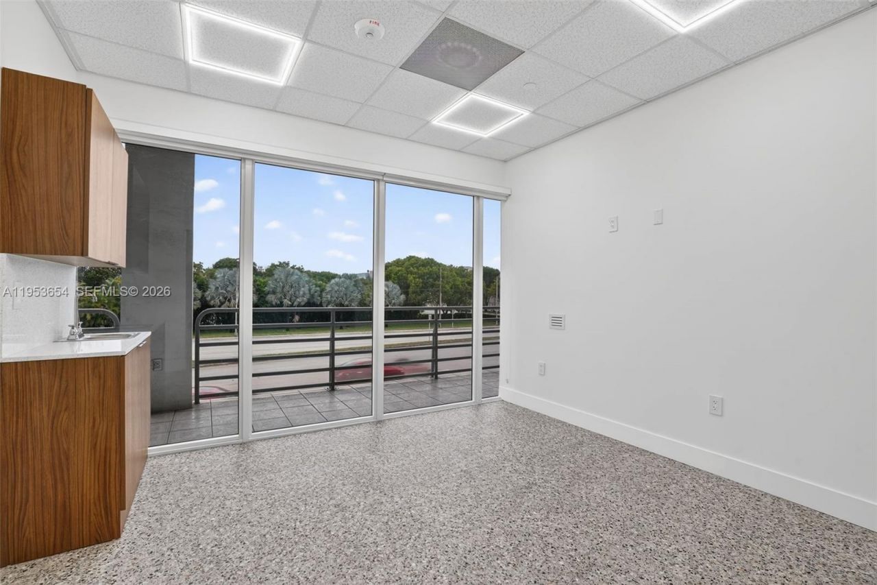 Beauty Salon Suites For Rent Now Right In Front Of, Miami, FL 33174 Photo