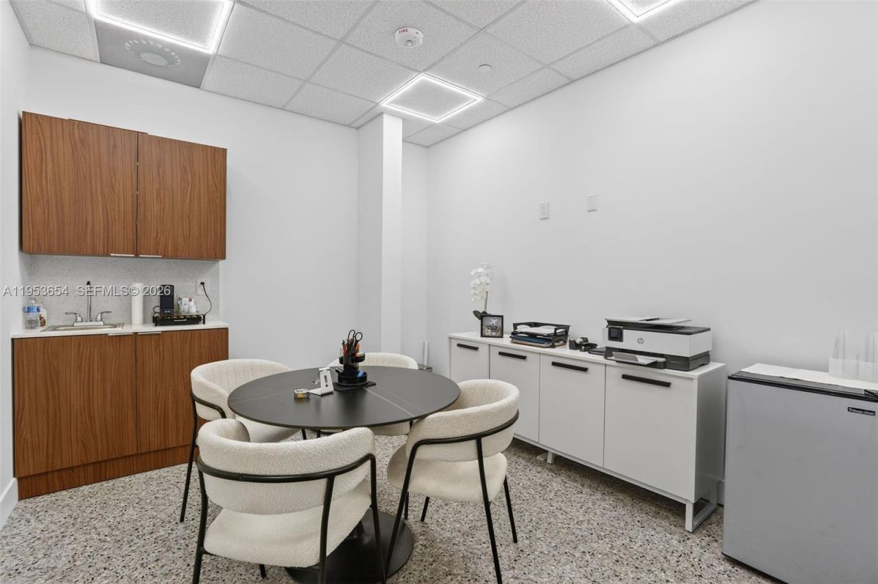 Beauty Salon Suites For Rent Now Right In Front Of, Miami, FL 33174 Photo