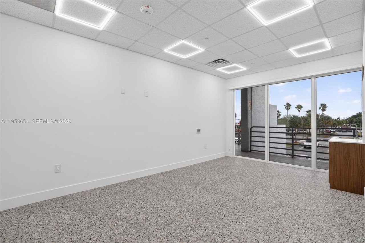 Beauty Salon Suites For Rent Now Right In Front Of, Miami, FL 33174 Photo
