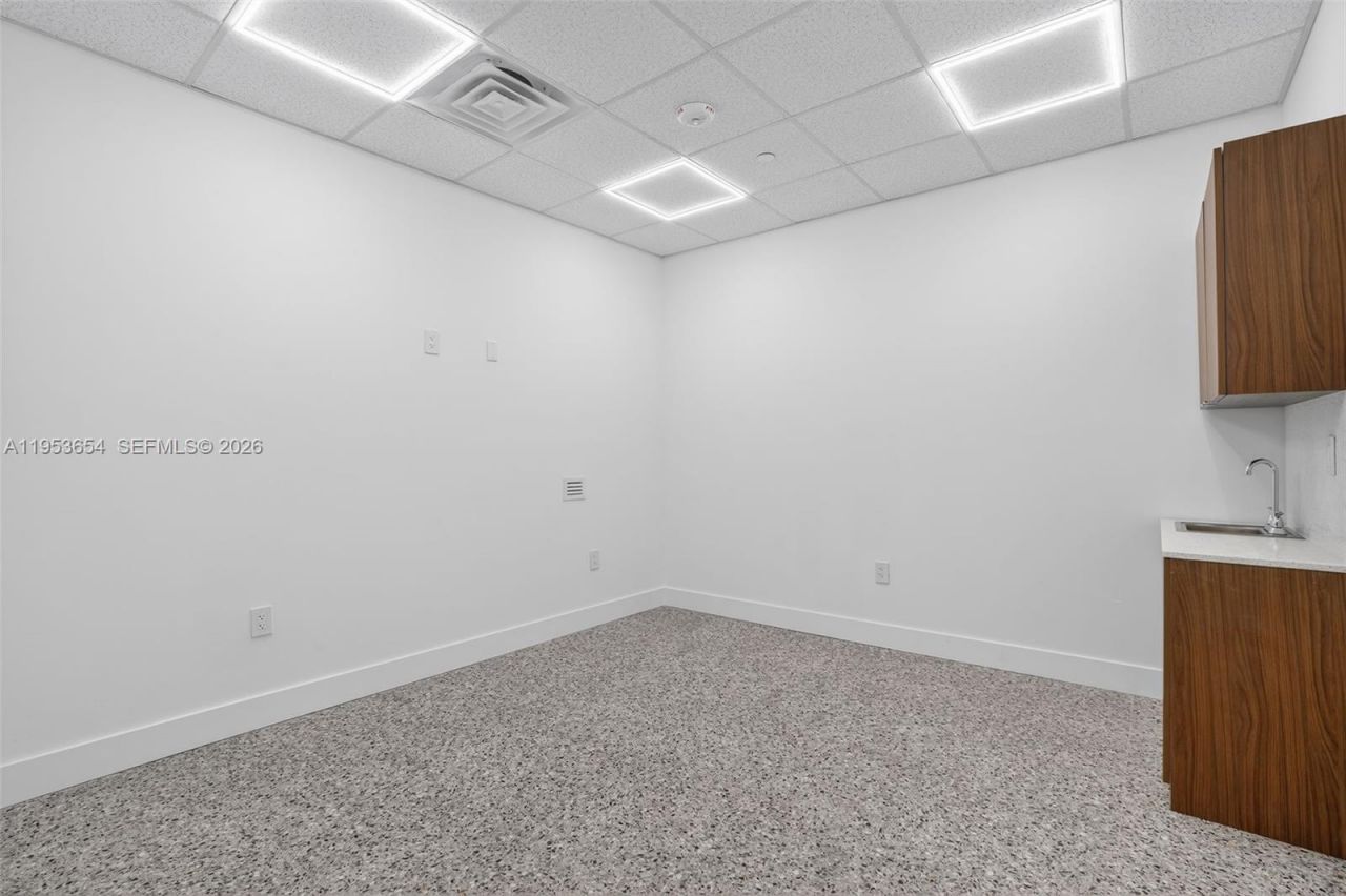 Beauty Salon Suites For Rent Now Right In Front Of, Miami, FL 33174 Photo